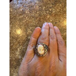 Woman’s never worn cameo ring never worn size 9